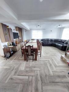 sala de estar amplia con mesa y sillas en Casa Flavia en Poiana Mărului