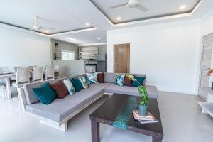 - un salon avec un canapé et une table dans l'établissement BALANCE BEACH VILLA, à Koh Samui 