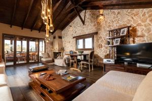 Televisyen dan/atau pusat hiburan di F & B Collection - St Triada for 8 - Villa Niki