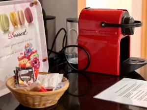 una encimera con tostadora roja y una cesta de dulces en Bcn Friendly Parlament, en Barcelona