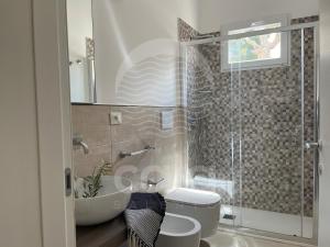 ein Badezimmer mit Toilette, Waschbecken und Dusche in der Unterkunft Villetta Carmine By Cala Salento in Torre Lapillo