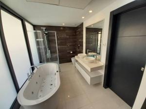 Fotografie z fotogalerie ubytování Luxury Penthouse, Private Pool & Jacuzzi - La Cala v destinaci Mijas Costa