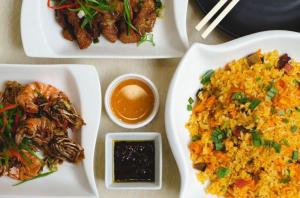 三宝颜L' Meridian Suites的桌子上有三盘食物