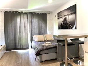 una camera con letto, scrivania e tavolo di New Garden Solarium Bungalow a Maspalomas