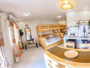Pokój z 2 łóżkami piętrowymi i kuchnią w obiekcie Amihan Coron w mieście Coron
