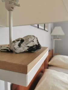 a rock sitting on a shelf next to a bed at Homelig Altstadt Ferienwohnungen Sassnitz in Sassnitz