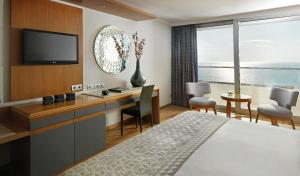 Een TV en/of entertainmentcenter bij Divani Apollon Palace & Thalasso
