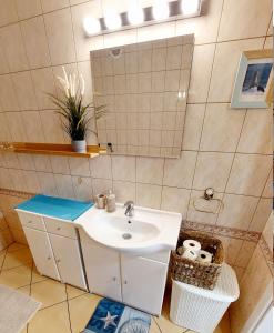 y baño con lavabo y espejo. en Apartament w spokojnej okolicy nr1- Sopot Kamienny Potok, en Sopot