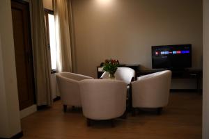 TV a/nebo společenská místnost v ubytování 东都明月酒店Dong Do Minh Nguyet