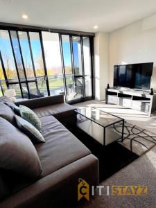 TV a/nebo společenská místnost v ubytování Fab in Phillip - 2bd 2bth Apt - Close to CBR Hospital
