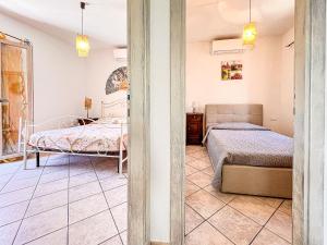 een slaapkamer met 2 bedden in een kamer bij Via Sardegna in Santa Teresa Gallura