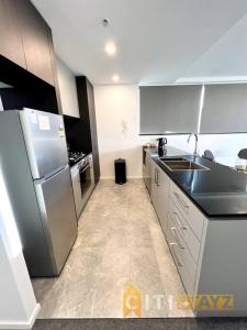 Kuchyň nebo kuchyňský kout v ubytování Fab in Phillip - 2bd 2bth Apt - Close to CBR Hospital