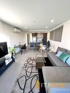 Posezení v ubytování Fab in Phillip - 2bd 2bth Apt - Close to CBR Hospital