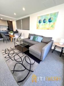 Posezení v ubytování Fab in Phillip - 2bd 2bth Apt - Close to CBR Hospital