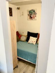 ein kleines Bett in einem kleinen Zimmer mit Tür in der Unterkunft Résidence 4 etoiles Port Marine in Sainte-Maxime