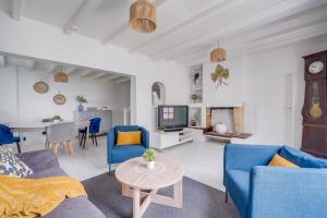 salon z niebieskimi krzesłami i stołem w obiekcie La Casa Bohème - Superbe maison avec parking privé w mieście Bordeaux