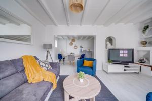 Telewizja i/lub zestaw kina domowego w obiekcie La Casa Bohème - Superbe maison avec parking privé