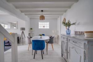 a kitchen and dining room with a table and chairs at La Casa Bohème - Superbe maison avec parking privé in Bordeaux