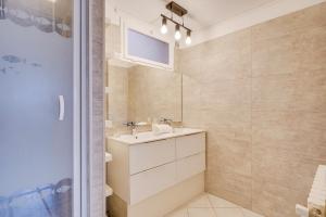 łazienka z umywalką i lustrem w obiekcie La Casa Bohème - Superbe maison avec parking privé w mieście Bordeaux
