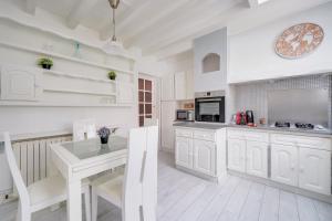 Kuchnia lub aneks kuchenny w obiekcie La Casa Bohème - Superbe maison avec parking privé