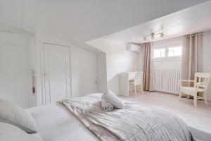 Łóżko lub łóżka w pokoju w obiekcie La Casa Bohème - Superbe maison avec parking privé