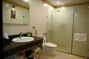 Un baño con inodoro, lavabo y ducha. en 东都明月酒店Dong Do Minh Nguyet, en Bồ Sơn