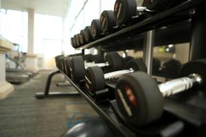 una fila de filas de pesas en un gimnasio en 东都明月酒店Dong Do Minh Nguyet, en Bồ Sơn