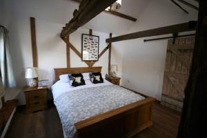 um quarto com uma cama com duas almofadas em The Calf Shed at Broxhall Farm em Canterbury