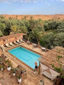 uma imagem de uma piscina no deserto em Riad Dar Bab Todra em Tinghir