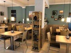 ein Restaurant mit Tischen, Stühlen und einem Spiegel in der Unterkunft Gasthaus Forelle in Thale