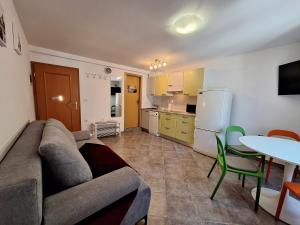 ein Wohnzimmer mit einem Sofa und einem Tisch in der Unterkunft Apartment Libra in Piran