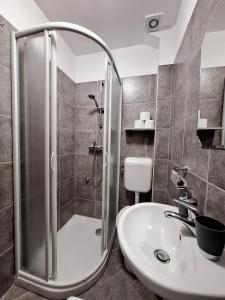 bagno con doccia e lavandino di Apartment Libra a Piran