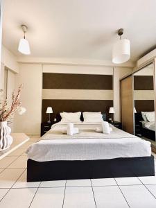 アテネにあるMc Queen Rooms & Apartmentsの大きなベッドルーム(ランプ2つ付)