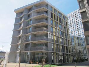 a large apartment building in a city at Wohnung im Trendquartier zentral - 24-7 check-in with keybox in Zurich