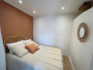 um pequeno quarto com uma cama e um espelho em Studio Pampa - Centre historique - Climatisation - WiFi em Grasse