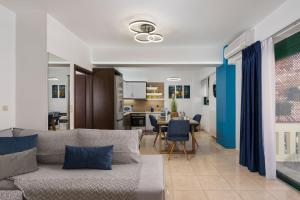 un soggiorno con divano e una sala da pranzo di Vasilikis Apartments a Daratso