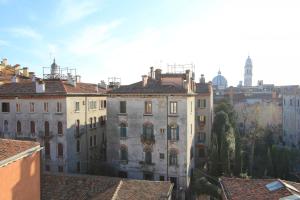 un grupo de edificios en una ciudad con techos en City Apartments Biennale, en Venecia