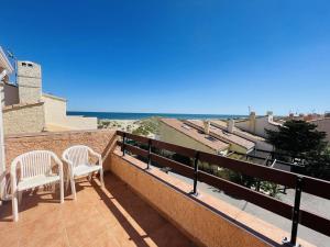 einen Balkon mit 2 Stühlen und Meerblick in der Unterkunft Appartement Cap d'Agde, 4 pièces, 8 personnes - FR-1-723-27 in Bizanos