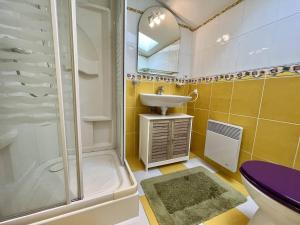 Kúpeľňa v ubytovaní Maison bord de mer à St-Denis-d'Oléron, 6 pers, 3 ch, terrasse, vélos, plage à 2 pas - FR-1-246A-230 + 12 fotografií