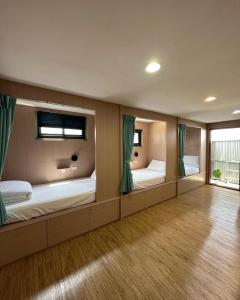 duży pokój z dwoma łóżkami w obiekcie Second Hostel w mieście Xiao Liuqiu