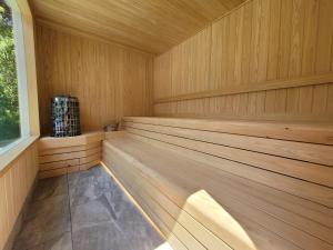 Futo的住宿－フレッチア，一间设有木镶板和窗户的桑拿浴室