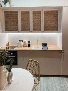 eine Küche mit einem weißen Tisch und einem Waschbecken in der Unterkunft Paradise in the center of Paris - Le Marais in Paris
