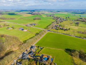 una vista aérea de un campo verde con casas en Bubbles on The hills en Groesbeek