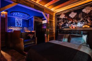 una camera con letto e bar di Bubbles on The hills a Groesbeek