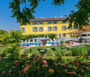 ヴァレッジョ・スル・ミンチョにあるHotel Corte Del Paggioの庭園と建物のあるホテル