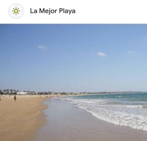 plaża z ludźmi chodzącymi po piasku i oceanie w obiekcie PC CHICLANA, PARKING, WIFI, aire, confort w mieście Chiclana de la Frontera