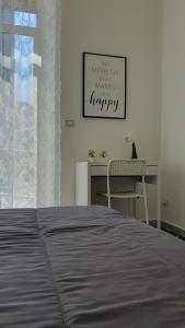 1 dormitorio con 1 cama, escritorio y una foto en CASABLANCA, en Nápoles