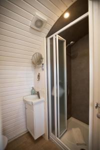 ein Badezimmer mit Dusche, Toilette und Waschbecken in der Unterkunft Iglu Camp Fachbach in Fachbach