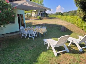 - une table et des chaises dans la cour d'une maison dans l'établissement Villetta Elise, à Padenghe sul Garda