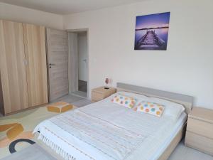 una camera con un letto e una foto appesa al muro di Corner Vendégház - Zánka a Zánka